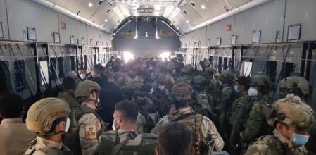 A primera hora de la mañana han salido de Kabul (Afganistán) los dos últimos vuelos con personal de la Embajada, militares y cooperantes con los que España da por concluida la evacuación en Afganistán pocas horas después de los atentados en el aeropuerto de la capital afgana, ha informado el Gobierno español en una nota.