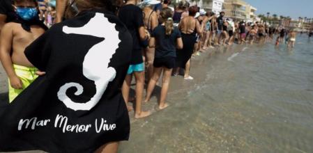 LV_Unas 70.000 personas 'abrazan' al Mar Menor y guardan un minuto de silencio por los miles de peces muertos