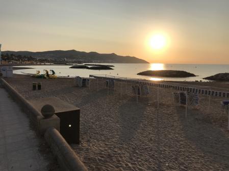 El sol sale por la mañana en la playa de Sitges