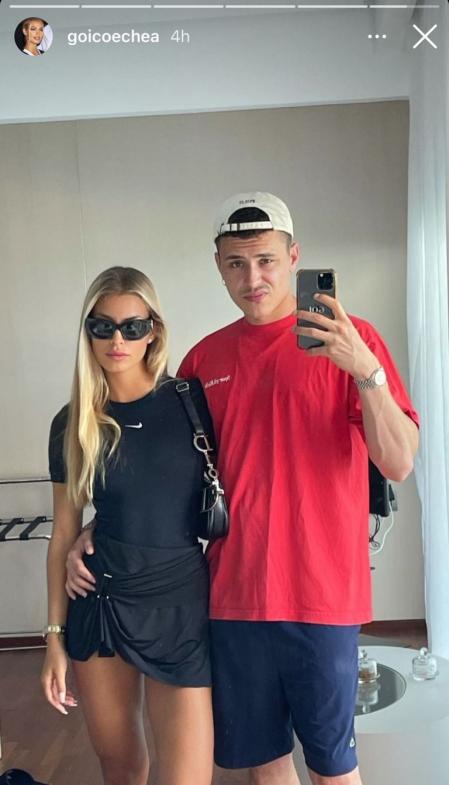 La modelo compartía esta imagen junto al actor a través de sus Stories.