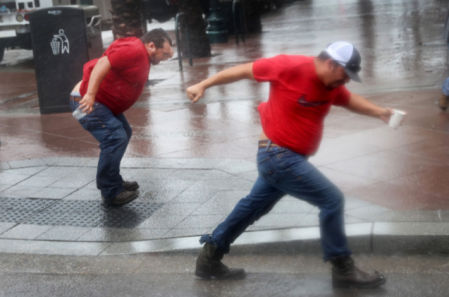 Dos trabajadores intentando caminar en el centro de Orleans/ SCOTT OLSON / AFP
