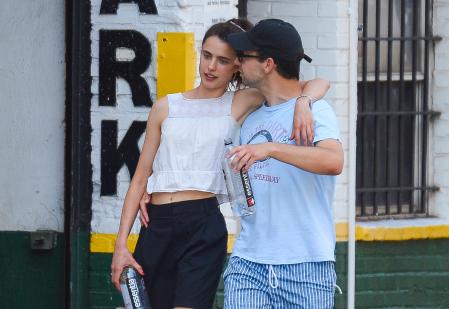 Margaret Qualley y Jack Antonoff realizan un romántico paseo por Brooklyn.