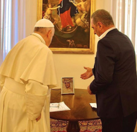Carlos Herrera muestra al Papa Francisco una imagen de la Virgen de la Candelaria