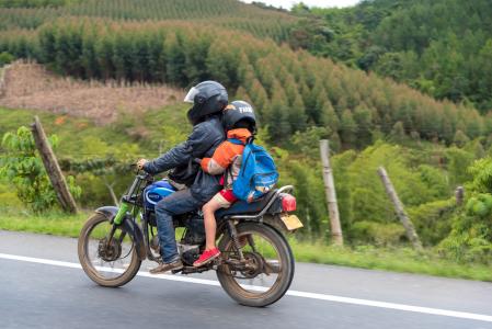 El menor no debe cargar la mochila a sus espaldas porque podría desestabilizarse y caer