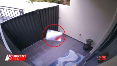 Un repartidor lanza el pedido por los aires