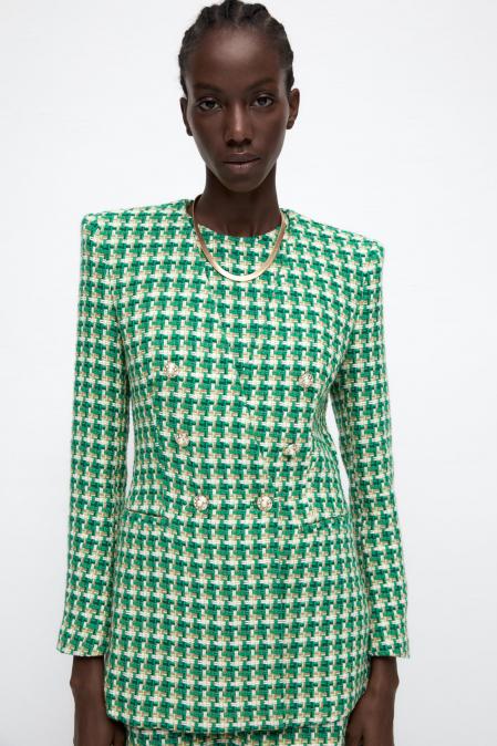 Blazer de estructura cruzada de Zara (59,95 euros)