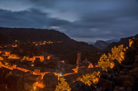 Paisaje de Rupit de noche iluminado.