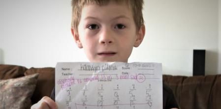 El niño de 7 años enseña el comentario de la profesora