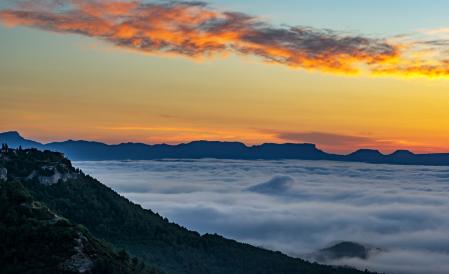 El candilazo con las nubes rojizas y la niebla.