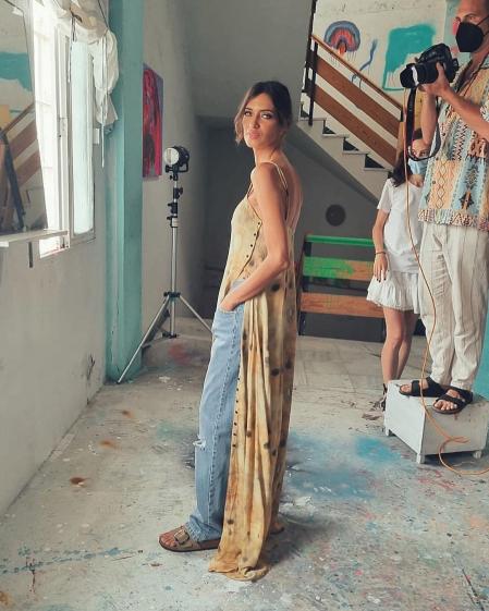 Sara Carbonero con su estilismo formado por vestido y vaqueros