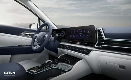 El salpicadero integra una impactante pantalla LED curvada&nbsp;compuesta de dos displays de 12,3 pulgadas cada uno&nbsp;