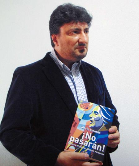 El historiador Mario Amorós con su libro ‘¡No pasarán!’.