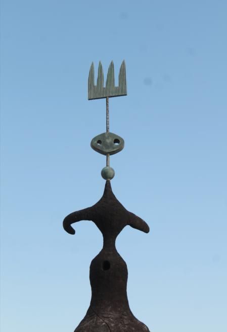 La estatua de Miró desde cerca.