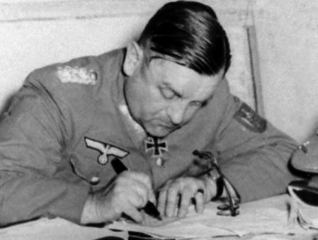 Cholitz firmando la rendición nazi después de la liberación de París.