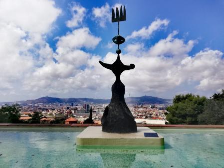 La Maqueta para Mujer, Pájaro y una Estrella, de Joan Miró, con Barcelona de fondo.