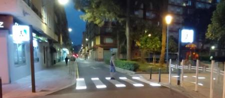 Dos señales verticales, una a cada lado de la calzada, se iluminan al mismo tiempo que las marcas horizontales&nbsp;