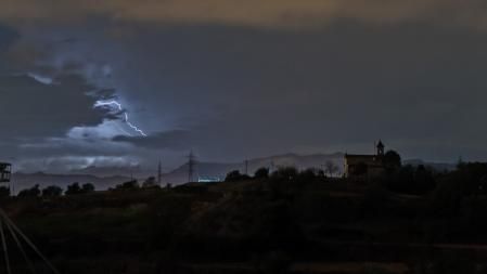 Los relámpagos iluminan el cielo de Osona.