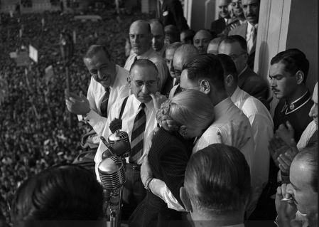 Evita acaba de dirigirse a la multitud y abraza a Perón mientras llora el 17 de octubre de 1951