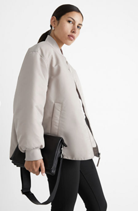 Bomber ‘oversize’ de & Other Stories (129 euros)