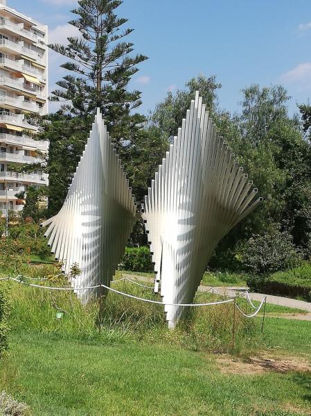 Los Rombos Gemelos, obra del artista valenciano Andreu Alfaro, expuesta en la parte superior de la Rosaleda del Parque Cervantes de Barcelona.