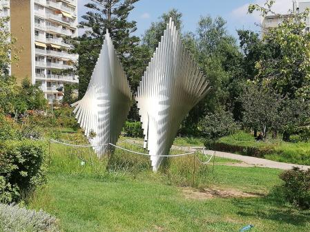 Los Rombos Gemelos, obra del artista valenciano Andreu Alfaro, expuesta en la parte superior de la Rosaleda del Parque Cervantes de Barcelona.