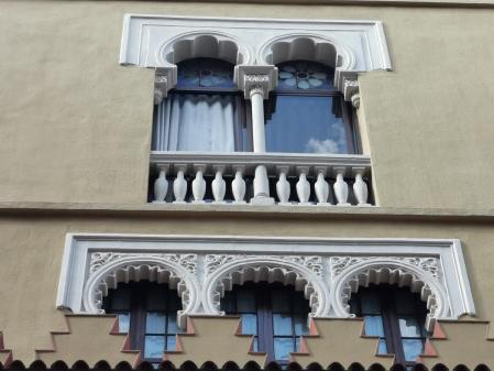 Es un edificio de clara arquitectura árabe.