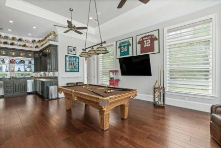 La casa consta de sala de ocio con billar.