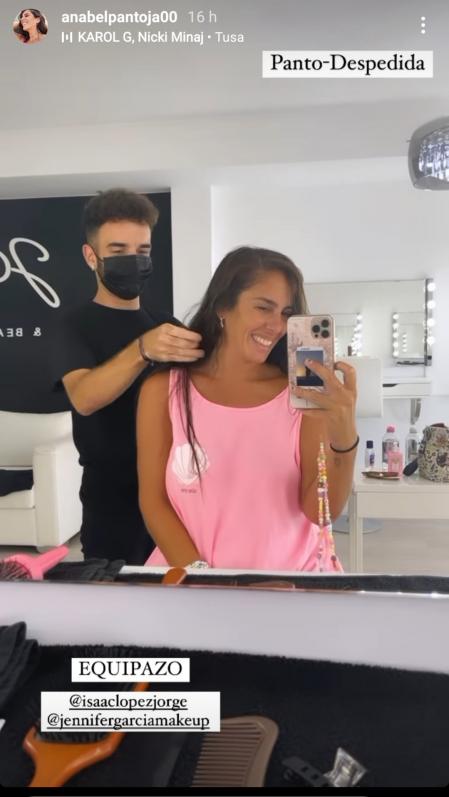 Anabel Pantoja arreglándose para su despedida de soltera