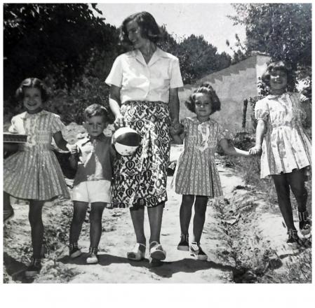 Junto a    Carmen tendría cinco hijos