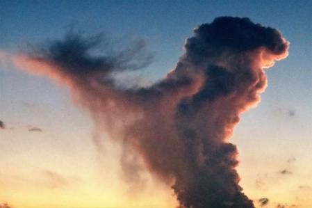 Fantasiosa nube con forma de dragón entre la niebla de la Plana de Vic.
