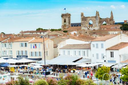 Infinidad de restaurantes y turistas en el paseo marítimo de Saint Martin de Re, capital de la isla francesa