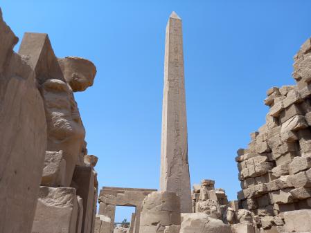 Pórticos, estatuas y obeliscos conforman el paisaje del templo de Karnak. (V.V.)
