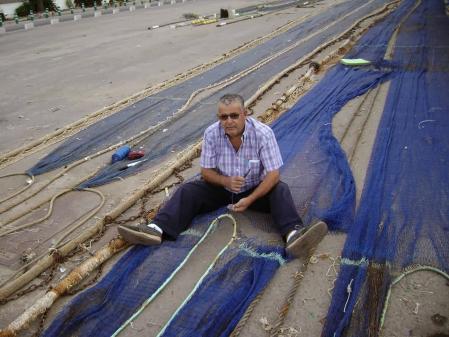 Diego López reparando un tangon con cuchilla