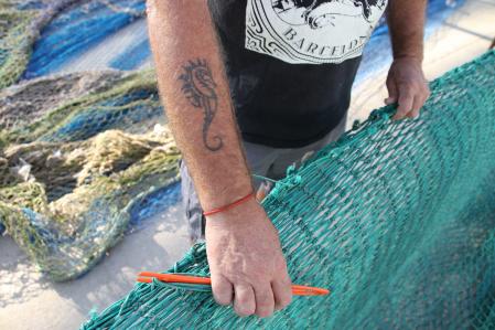 El caballito de mar, ya extinto en la costa de la Barceloneta, permanece en el tatuaje de Lorenzo Puigcerver