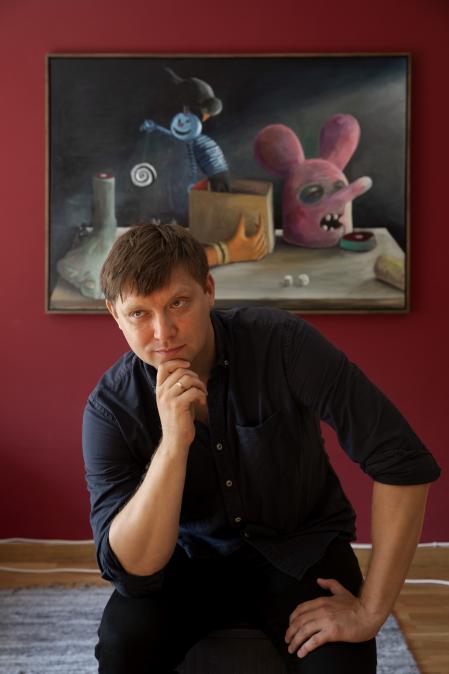 El artista alemán posa con una de sus obras, Der hypnositeur, en su casa-estudio de Barcelona