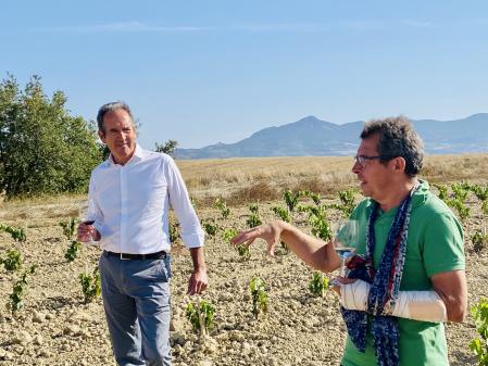 Agustín Santolaya y Isidro Palacios (director de viticultura) en el nuevo viñedo de Cellorigo