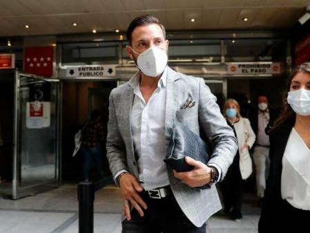 Antonio David Flores, a la salida d los juzgados