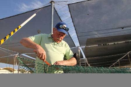 José Antonio Caparrós remendado una red