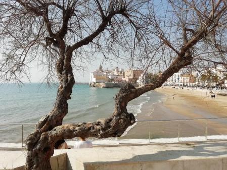 La iglesia de San Bartolomé y Santa Tecla en la playa de Sitges.