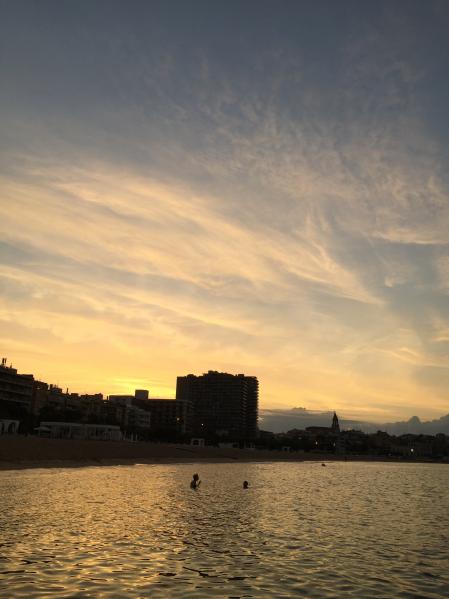 Gran imagen del sol saliendo sobre la playa de Palamós.