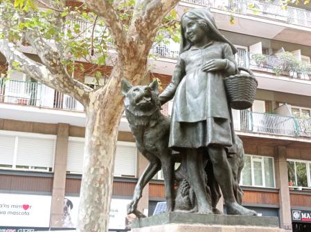 Caperucita y el lobo en el paseo de Sant Joan de Barcelona.