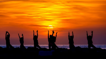 Amanecer en el espigón de la T de Fuengirola.