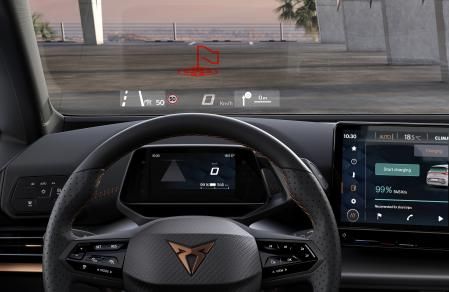 La versión de lanzamiento equipa de serie un Head-Up Display con realidad aumentada
