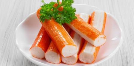 Los palitos de cangrejo se preparan a partir de surimi. (Getty Images/iStockphoto)