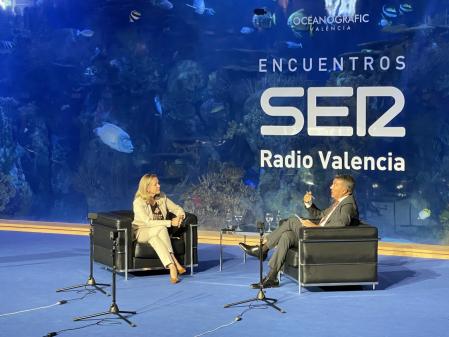 Nadia Calviño con el director de la Cadena Ser en la Comunidad Valenciana, Bernardo Guzmán