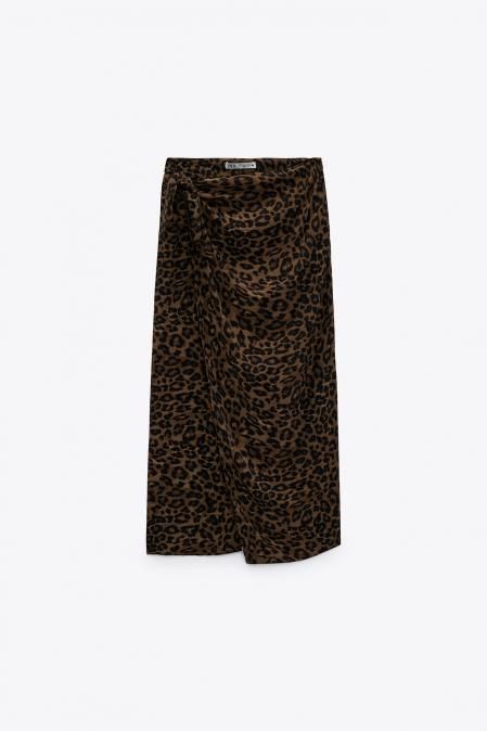 Falda ‘midi’ de tiro alto con detalle de nudo delantero (29,95 euros)