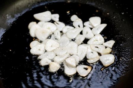 Ajo tostándose en la sartén