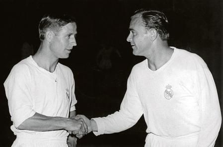REAL MADRID: Barcelona, 3 de septiembre de 1956.- El jugador del Real Madrid Alfredo Di Stefano (d) saluda a Raymind Kopa, nuevo fichaje del club blanco, antes de empezar un partido. EFE.
