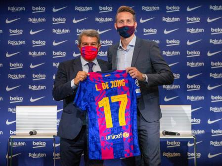 Joan Laporta junto a su último fichaje, Luuk de Jong