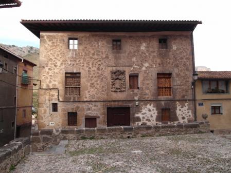 Una casa con escudo nobiliario en Anguiano